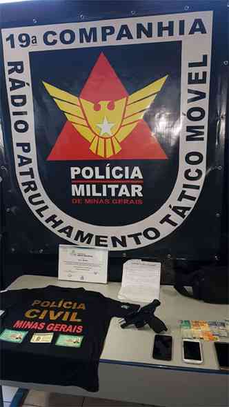 Materiais apreendidos na casa do suspeito(foto: Polcia Militar/Divulgao)