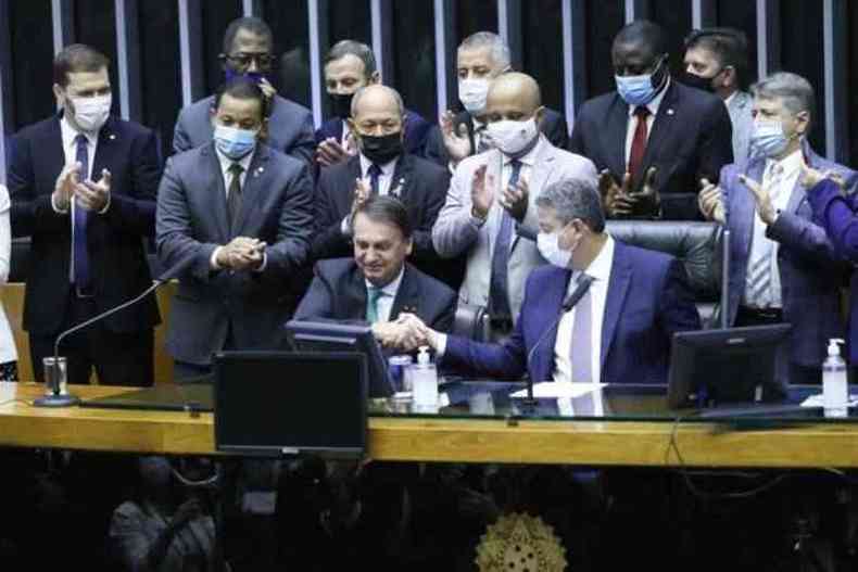 Bolsonaro cumprimenta Lira com um aperto de mos