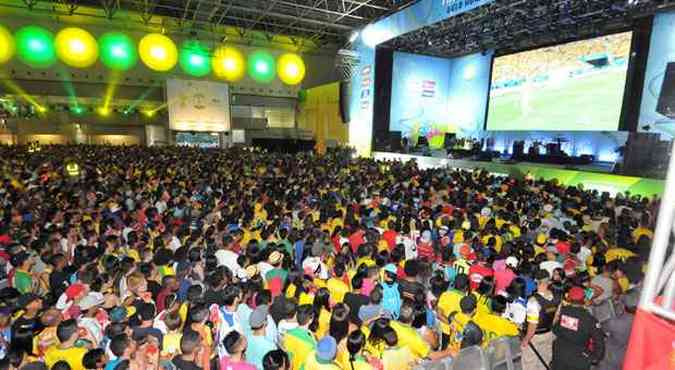 Fan Fest no Expominas fica lotada e prefeitura estuda oferecer mais dois lugares como opo. PM pede que frequentadores tenham cuidado com os pertences(foto: Marcos Michelin/EM/D.A Press )