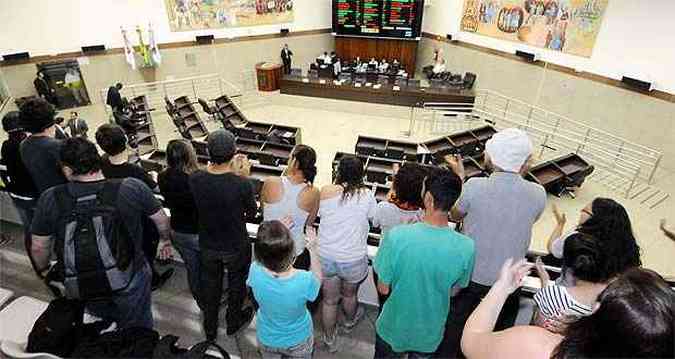 Manifestantes foram recepcionar os vereadores que voltaram do recesso nesta quinta-feira(foto: Beto Magalhes/EM/D.A.Press)