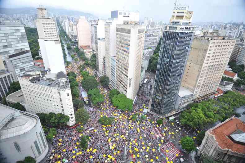 multido acompanha bloco de carnaval 