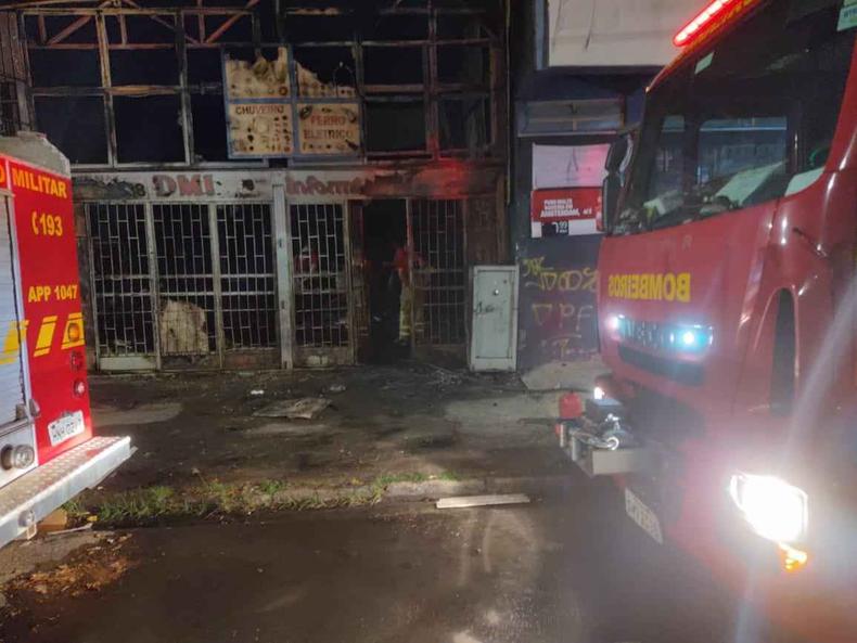 Equipe do corpo de bombeiros foi chamada para controlar chamas
