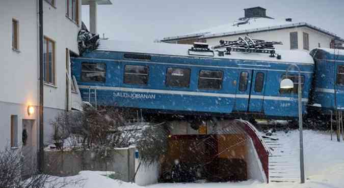 O trem descarrilhou e andou por 25 metros at atingir uma residncia(foto: AFP PHOTO / SCANPIX SWEDEN/ JONAS EKSTROMER)