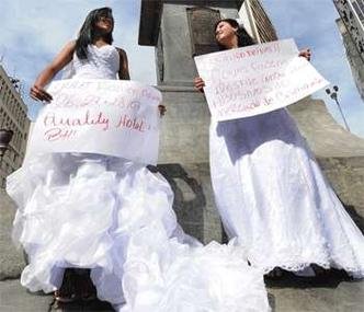 O criativo protesto teve ainda o objetivo de divulgar a Fashion Noivas Show Room, uma feira com preços que levam o conceito outlet(foto: Beto Novaes/EM/D.A Press. ) O criativo protesto teve ainda o objetivo de divulgar a Fashion Noivas Show Room, uma feira com preços que levam o conceito outlet(foto: Beto Novaes/EM/D.A Press. )