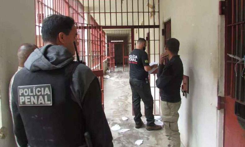 Dos 11 mandatos de prisão cumpridos durante a operação, quatro aconteceram dentro da Penitenciária de Uberaba(foto: Gaeco/Divulgação) Dos 11 mandatos de prisão cumpridos durante a operação, quatro aconteceram dentro da Penitenciária de Uberaba
