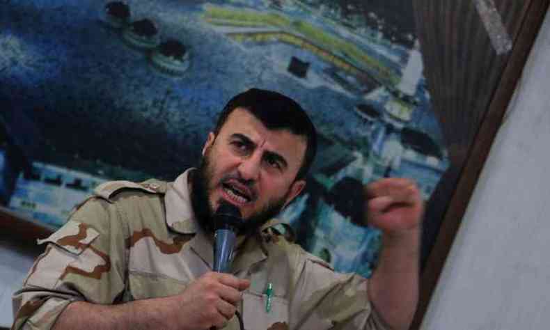 Zahran Alloush, chefe do Jaish al-Islam, e outros cinco dirigentes do grupo morreram nos bombardeios areos no subrbio de Damasco(foto: AFP PHOTO / AMER ALMOHIBANY )