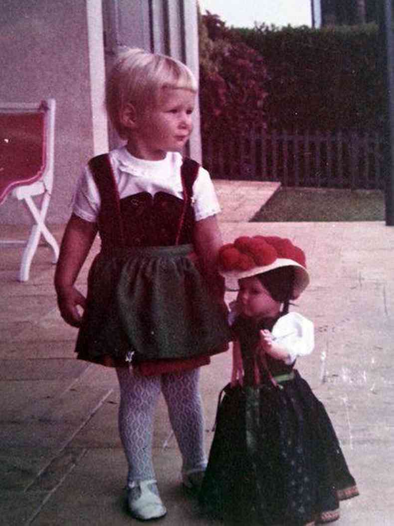 Julie vestida de 'dirndl', traje tpico alemo, em 1969, em So Paulo