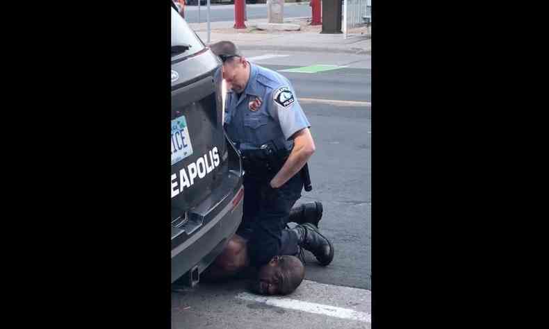 Floyd ficou por vrios minutos com o pescoo pressionado pelo joelho do policial(foto: Darnella Frazier / Facebook/Darnella Frazier / AFP)