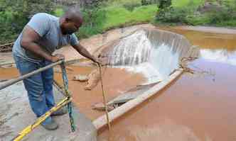 Operador Radams Martins teme por barragem assoreada. Meio Ambiente diz que mineradora no alertou sobre incidente(foto: Beto Novaes/EM/DA Press)