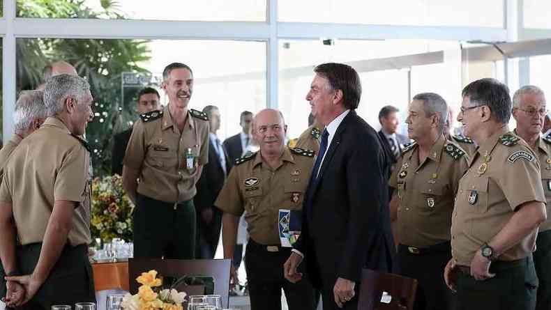Bolsonaro em encontro com o ministro da Defesa, Fernando Azevedo, e outros generais no Quartel General do Exrcito, em Braslia(foto: Marcos Corra/PR - 7/5/19)