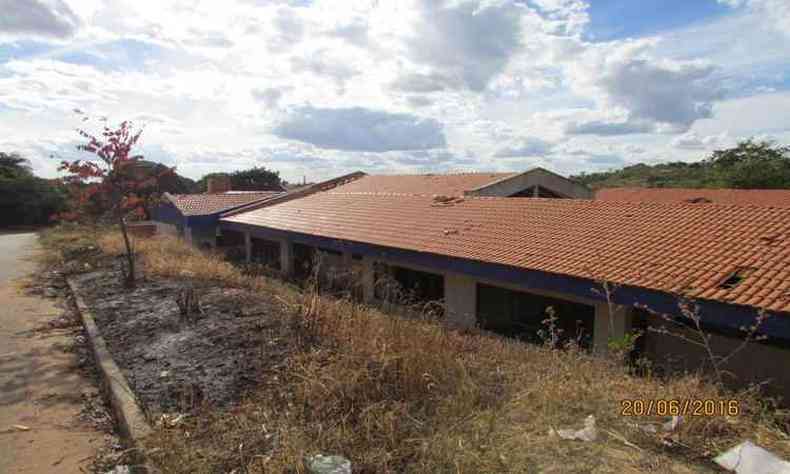 Local onde estaria funcionando a creche est abandonado e cheio de mato (foto: Divulgao/Polcia Federal )