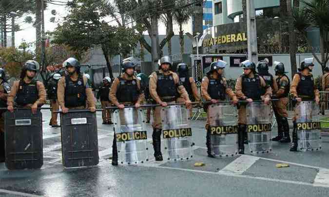 Esquema de segurana ontem nas ruas prximas  sede da Justia Federal de Curitiba(foto: Heuler Andrey/AFP)