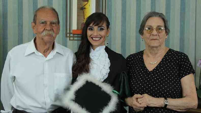 Paola Falceta ao lado dos pais em fotografia de 2017: a morte da me fez com que ela criasse associao junto com amigo