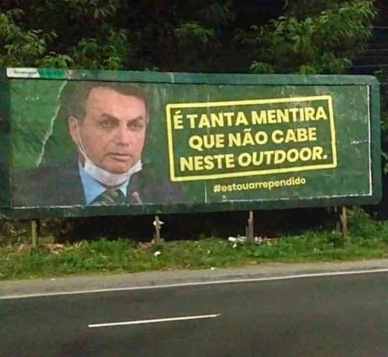 ' tanta mentira que no cabe neste outdoor. #EstouArrependido', diz outdoor sobre Bolsonaro em Curitiba(foto: Reproduo)