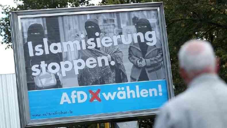 Cartaz de campanha do AfD diz 'Pare a islamizao': direita populista defende plataformas como imigrao, corrupo e violncia, diz cientista poltico