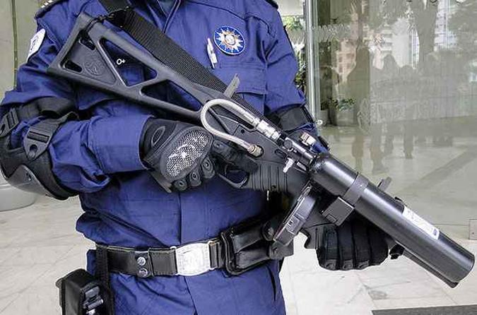 Lançador FN-303 deverá ser carregado com tinta, para facilitar identificação de vândalos(foto: Éder Silva/Guarda Municipal de Campinas / Divulgação) Lançador FN-303 deverá ser carregado com tinta, para facilitar identificação de vândalos(foto: Éder Silva/Guarda Municipal de Campinas / Divulgação)