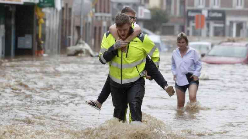 Em Verviers, na Blgica, as pessoas no tiveram escolha a no ser passar pelas ruas inundadas(foto: EPA)