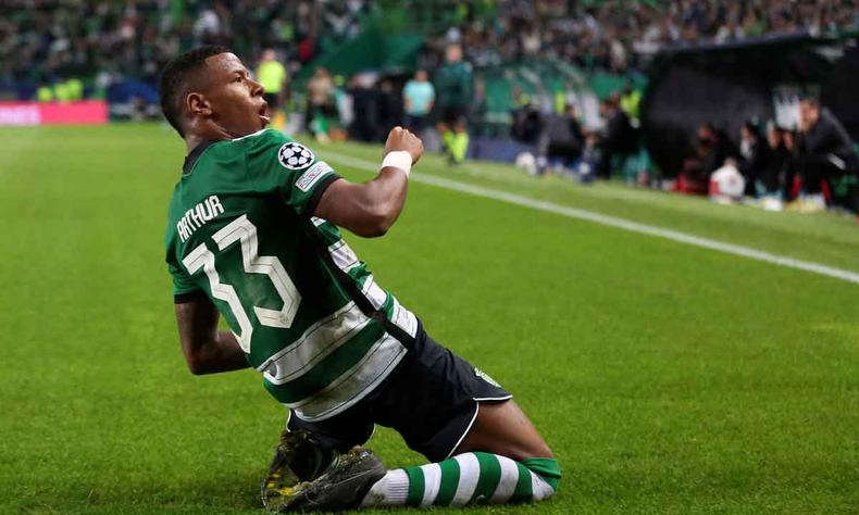 Arthur Gomes, do Sporting, de Portugal, comemora o primeiro gol do seu time contra o Eintracht Frankfurt, pela Liga dos Campeões(foto: CARLOS COSTA / AFP - 1/11/22) Arthur Gomes