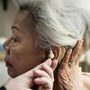Perda auditiva não tratada aumenta em 42% risco de Alzheimer, diz estudo