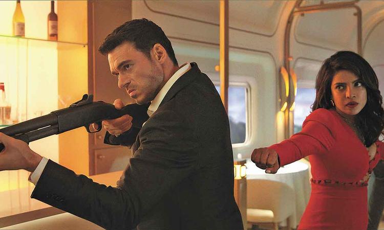 Os atores Richard Madden (Mason Kane ) e Priyanka Chopra Jonas (Nadia Sinh) em cena de tiroteio em trem