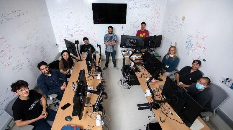 O neurocientista Talmo Pereira, com a equipe que lidera no Salk Institute for Biological Studies, na Califrnia