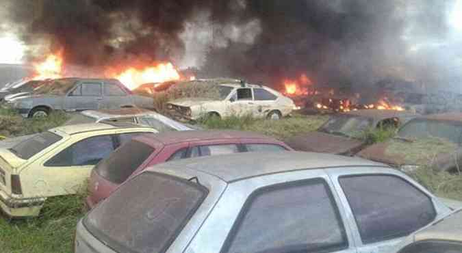 Depsito em Ceilndia tem cerca de 30 carros em chamas (foto: M. Souto/PMDF)
