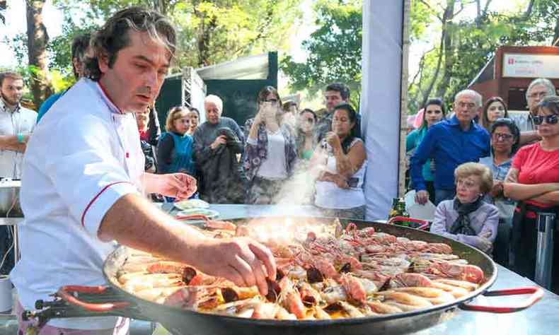 Rodrigo Zarife faz sucesso com sua paella gigante (foto: Edson Teixeira/divulgao)