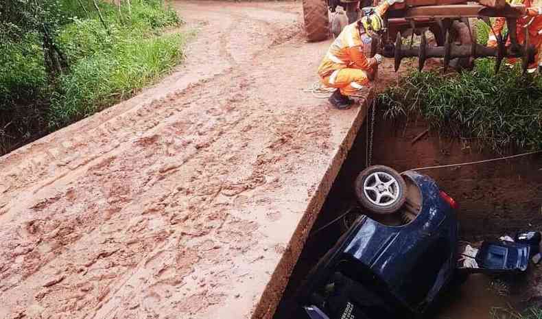 Veculo despencou em crrego prximo a Barbacena. Quatro pessoas da mesma famlia foram retiradas j sem vida das ferragens.(foto: CBMG/Divulgao)