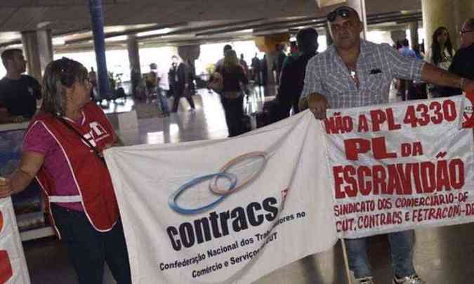 Manifestantes contrrios  PL permaneceram na rea de desembarque do terminal(foto: Ed Alves/CB/D.A Press)