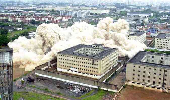 A rebelio e a ao dos policiais deixaram um rastro de destruio no presdio paulista, implodido em 2002(foto: Jos Patrcio / Reuters / 17/07/2002)