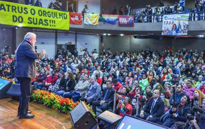 Lula fala a apoiadores