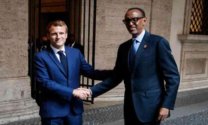 Emmanuel Macron, presidente da França, e Paul Kagame, presidente de Ruanda, se cumprimentam antes de reunião em Roma
