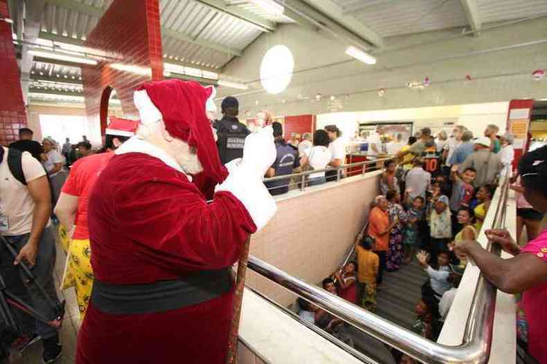 Convidados foram recebidos por Papai Noel e voluntrios que viabilizaram almoo para 4 mil pessoas(foto: Edsio Ferreira / EM/DA Press)