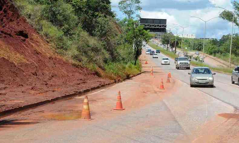 Deslizamento de terra na rodovia BR-356, entrada para MG-030 sentido Nova lima, provoca maior lentido no trnsito da regio(foto: Paulo Filgueiras/EM/D.A Press)