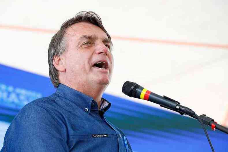 Bolsonaro fala ao microfone 