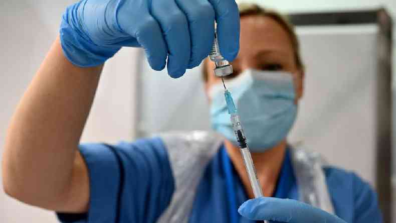 Estudo que combinou vacinas diferentes envolveu mais de 800 pessoas com mais de 50 anos(foto: Getty Images)