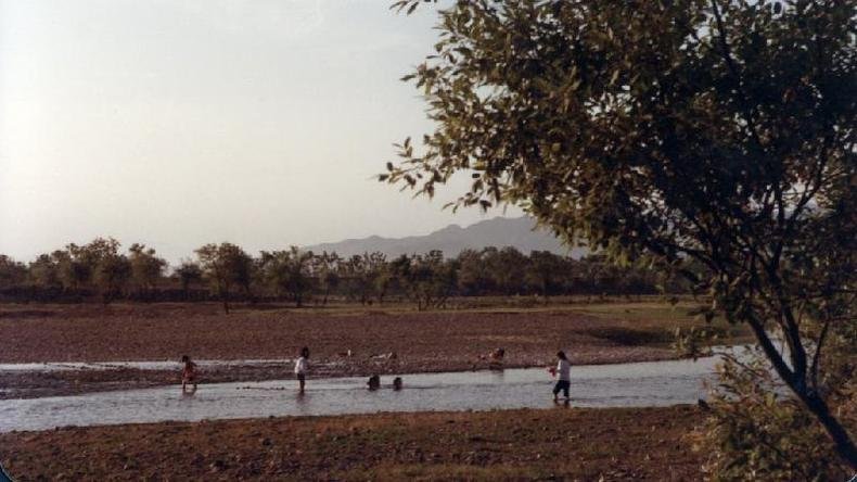 O C�rrego da Areia Branca das lembran�as de Yu Kongjian, em fotografia de 1984