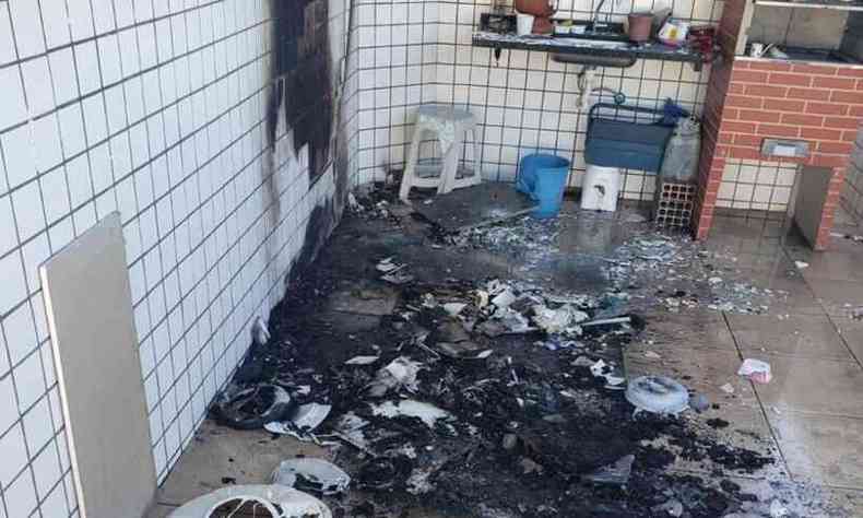 Incêndio em apartamento; foto mostra cozinha destruída e azulejos queimados
