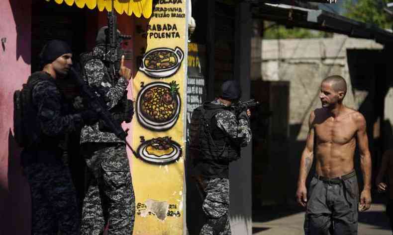 Ao policial no Jacarezinho: mortos so um policial e 24 pessoas suspeitas de integrar o trfico(foto: MAURO PIMENTEL/AFP)