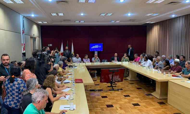 Na foto, encontro entre moradores da regio do Aeroporto Carlos Prates e representantes do poder pblico, incluindo o prefeito de BH, Fuad Noman