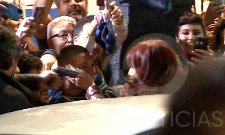 Momento em que homem aponta arma e tenta atirar em Cristina Kirchner