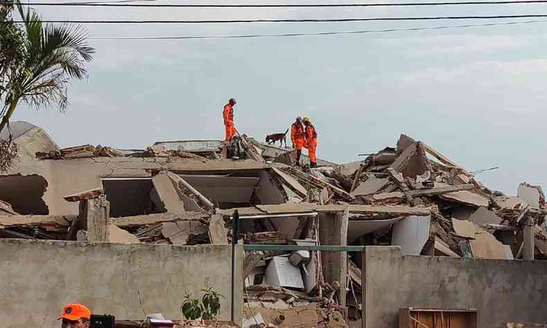 Na foto, Corpo de Bombeiros em meio aos escombros do prdio que desabou na manh desta quarta (21/9), no Bairro Planalto, Regio Norte de BH