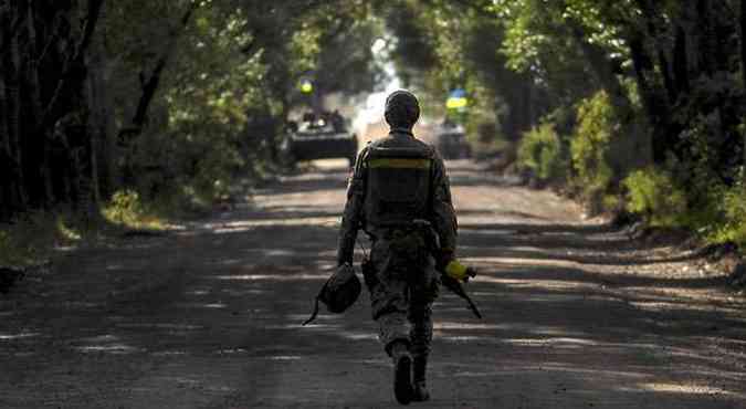 Soldado ucraniano caminha em estrada perto de Slaviansk, local antes tomado por insurgentes(foto: 