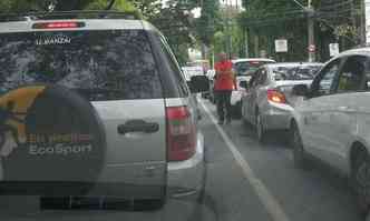 Batida congestionou o trnsito na Contorno. Ambulantes aproveitaram para vender produtos aos motoristas(foto: Marina Rigueira/EM/DA Press)