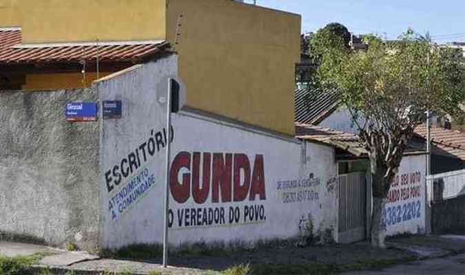 Apesar da pintura aparentemente recente, Gunda afirmou que seu escritrio est fechado desde o incio do perodo eleitoral(foto: (Juarez Rodrigues/EM/D.A Press))