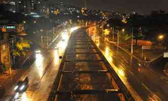 Nvel do Rio Arrudas subiu aps o temporal que caiu em Belo Horizonte (foto: Rodrigo Clemente/EM/DA Press)