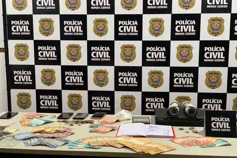 Drogas, celulares, notas promissrias, R$ 3.148 em dinheiro e cmeras de vigilncia foram apreendidos pelos policiais