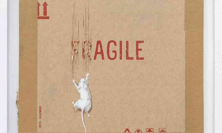 serigrafia de Banksy mostra rato branco sobre papelo onde se l a palavra fragile