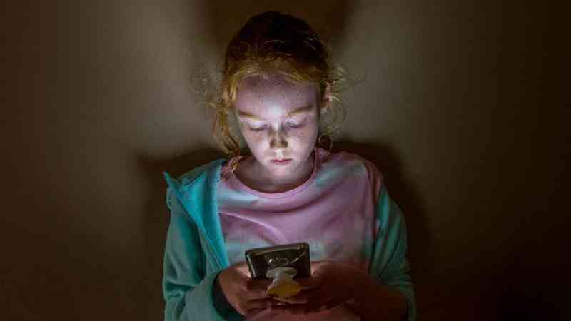  Como uso excessivo de celular impacta cérebro da criança 