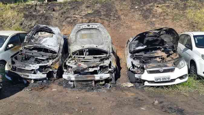 O incndio em uma empresa multimarcas destruiu seis carros na madrugada deste sbado na Avenida Baro Homem de Melo, no Bairro Estoril, Regio Oeste de Belo Horizonte. As chamas se espalharam rapidamente atingindo os automveis, usados para txi. A suspeita do Corpo de Bombeiros  que o fogo tenha sido criminoso. A Polcia Militar (PM) foi acionada para fazer um boletim de ocorrncia. O dono da loja estima que o prejuzo ser R$ 100 mil. Edsio Ferreira/EM/D.A.Press